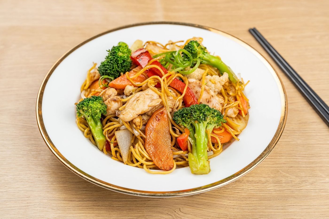 Stir-fried noodles with chicken, prawn and broccoli